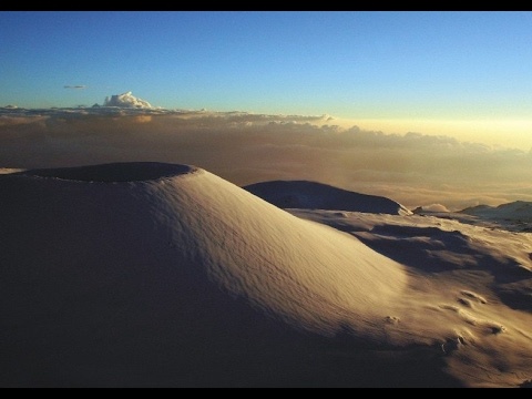 На одном из Гавайских островов есть спящий вулкан Мауна-Кеа. Это самая высокая гора в Тихом океане. Вулкан возвышается над уровнем моря на 4200 м, но его начало находится глубоко под водой, в более 5000 м.  Относительно подножия, находящегося на дне океана, её высота составляет около 10 километров.  Она более чем на километр выше Эвереста, вершины, которая считается самой высокой на планете земля. Однако если мы опустим Эверест в воду, то его вовсе видно не будет.