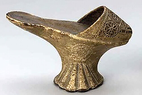 Вот такая вот туфля, женщинам из приличных семей такую обувь носить было нельзя