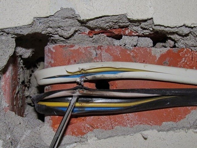 Неудачная попытка повесить шкаф на стену