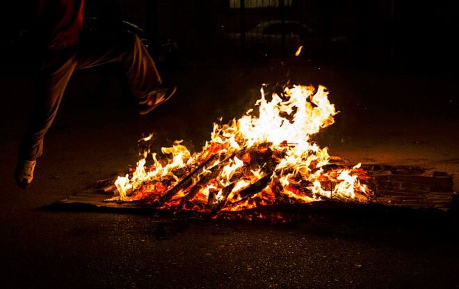 Прыжки через костер. Источник: lifehike.ru