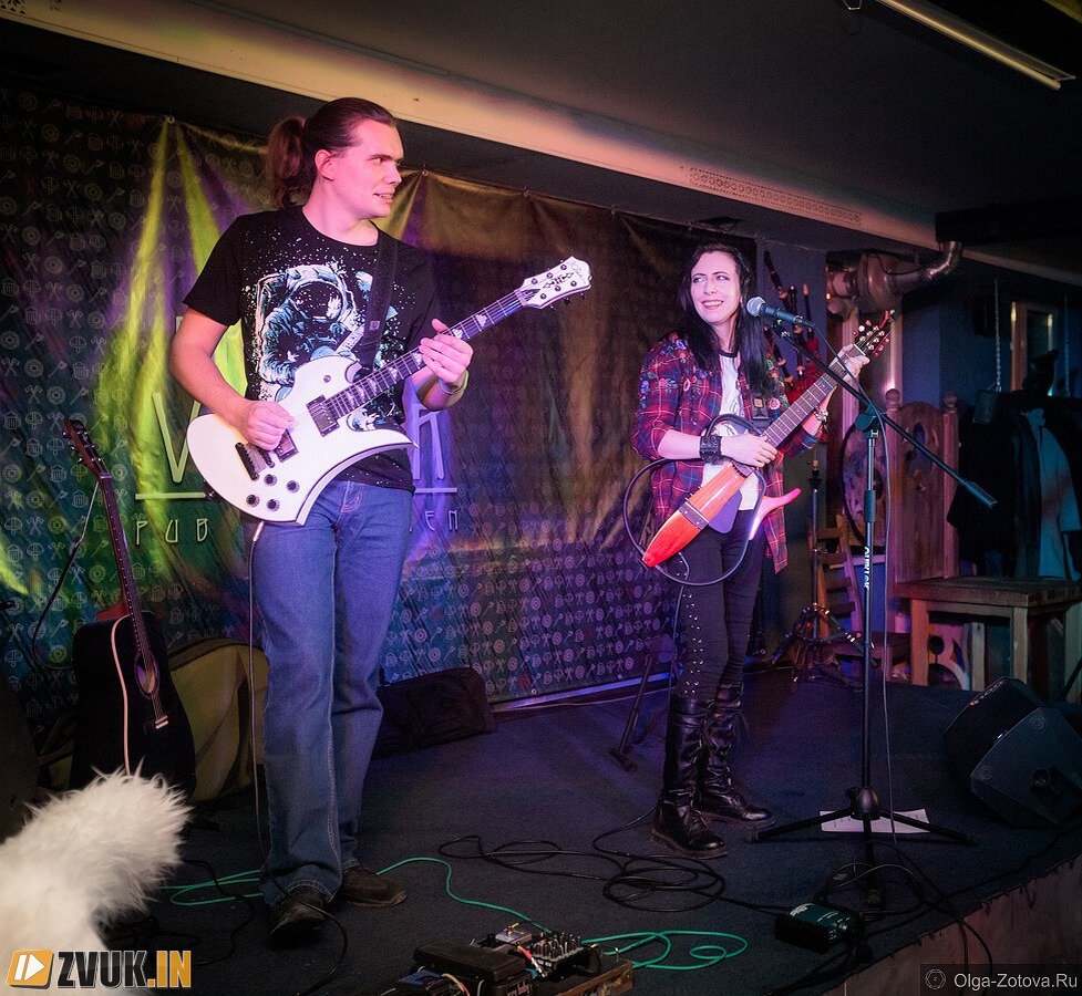 Канцлер Ги (Майя Котовская) справа у микрофона.