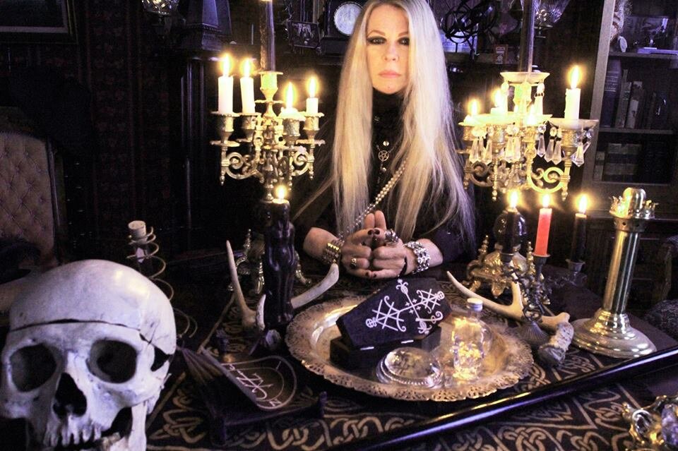 Легендарная королева оккультного рока в любимой обстановке (наши дни) - взято из открытых источников