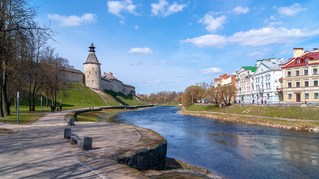 Волшебная гора завеличенская наб 2 псков фото. Набережная реки река Пскова. Псков река Пскова. Парк реки Псковы Псков. Набережная Завеличенская Псков.