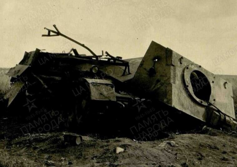 Наши наткнулись на вражеский танк название. Советский танкист арт. Подбитые танки т-34 лето 1941. Т-34 таранит немецкий танк тигр. Стих про танк т-34.