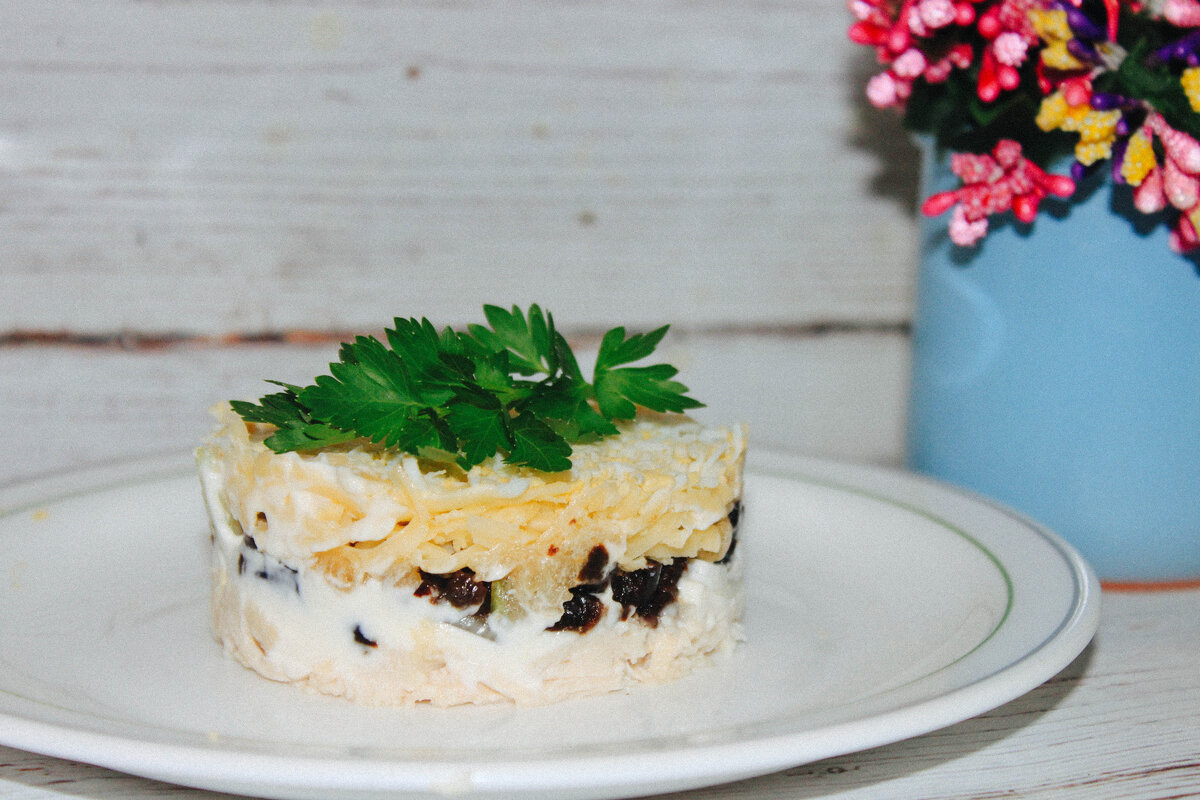 Салат с черносливом и грецкими орехами и вареными яйцами