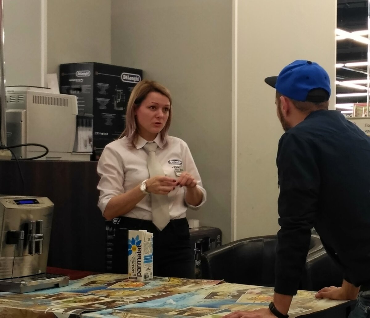 Продавщица, магазин, красивая девушка