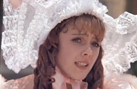 Капризная и инфантильная королевская дочка нам уже знакома по предыдущему десятилетию сказочного советского кино. Из старого образа сохранились и легкомысленные хвостики, и рюшечки-воланчики.