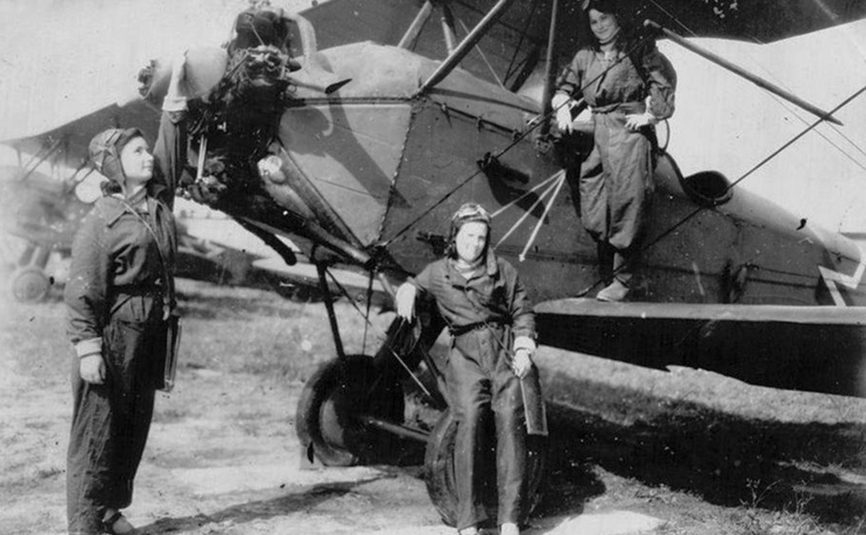 Источник: https://tamlife.ru/special-projects/znaj-nashih/geroicheskie-lastochki-ili-nochnye-vedmy-tambovchanki-legendarnogo-46-go-gvardejskogo-nochnogo-bombardirovochnogo-aviatsionnogo-polka/?doing_wp_cron=1562848823.0948801040649414062500