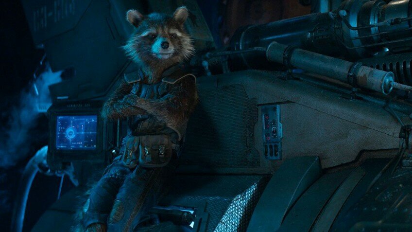 В сети появилась ещё одна удалённая сцена из фильма «Мстители: Финал». Но, в отличие от предыдущей, она более юмористическая. В ролике герои смотрят по телевизору запись сражения за Нью-Йорк с расой читаури из первых «Мстителей». При этом Ракета спрашивает о длительности битвы, на что получает ответ: «Два-три часа». После этого Реактивный Енот называет читаури самой никчёмной расой в галактике и говорит, что для победы над ними достаточно уничтожить основной корабль врага.  В ответ на реплику Капитана Америки (дескать, Мстители этого не знали) Енот начинает смеяться. Однако его смех обрывает Тони Старк, который подкрался сзади и сбрил немного шерсти с головы Ракеты. Ролик доступен ниже, хотя и не в слишком хорошем качестве