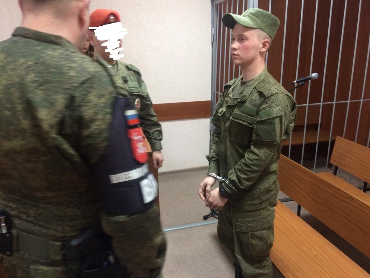 провожают в гауптвахту. Фото с открытого доступа.