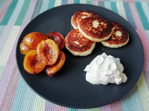 Простой и полезный завтрак! Пышные сырники с карамелизованными абрикосами