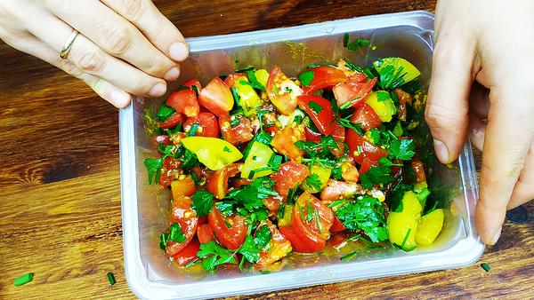 Никогда не думала, что меня можно удивить салатом из помидоров. Вкусно так, что ни капли заправки не остается. Хлеб в…