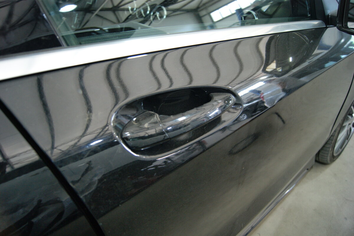 Наружная ручка передней двери.