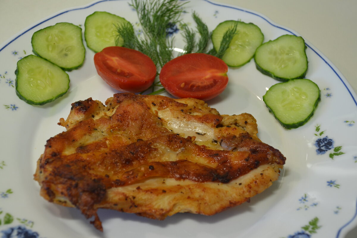 Жареная грудка на сковороде с луком. Жареная куриная грудка. Грудка куриная жареная ТТК. Жареная грудка 100. Куриная грудка с жареным Романо.