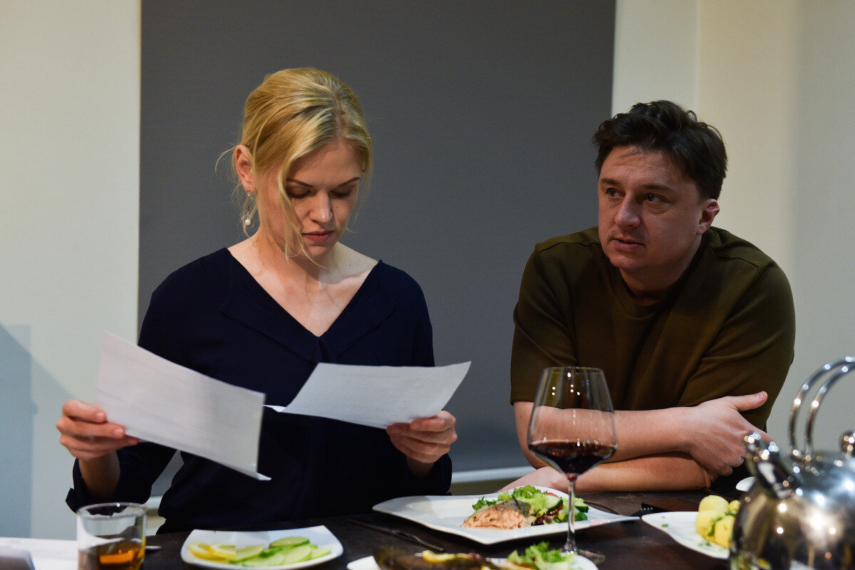 Очередной дубль во время съёмок сериала. Опять рефлексия на фоне дорогой выпивки и ресторанной закуски. Все кадры взяты с Кинопоиска (с).