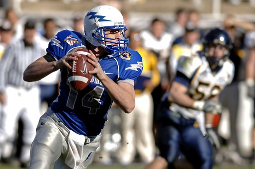 https://cdn.pixabay.com/photo/2012/11/28/11/11/quarterback-67701__340.jpg