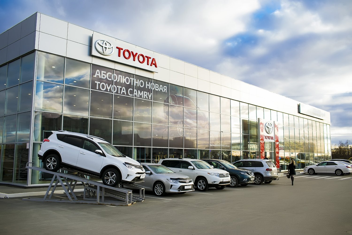 Под тойота москва. Тойота центр. Автосалон Toyota. Тойота магазин. Тойота дилер.