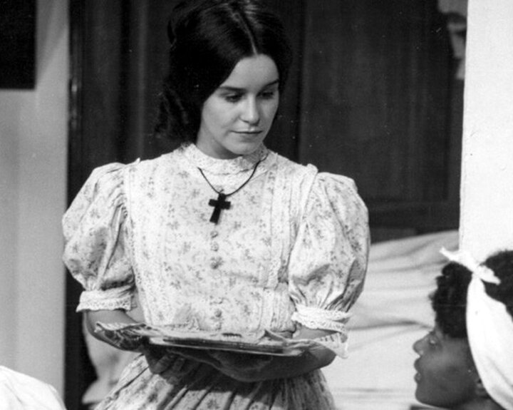 В СССР Рабыня Изаура успела стать не только всенародной любимицей, но и героиней анекдотов. Например, такого: «Шагают две колхозницы рано утром, через грязь и слякоть на работу. У одной в руках – тяжеленная фляга, вторая копну сена на себе волочёт. При этом первая колхозница вдруг говорит другой: «Ох! Когда Леонсио отправил вчера Изауру на плантацию, у меня сердце прямо кровью облилось!»