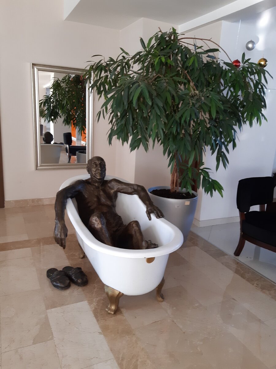 Скульптура в отеле "Чинар" возле отделения с лечебной нефтью