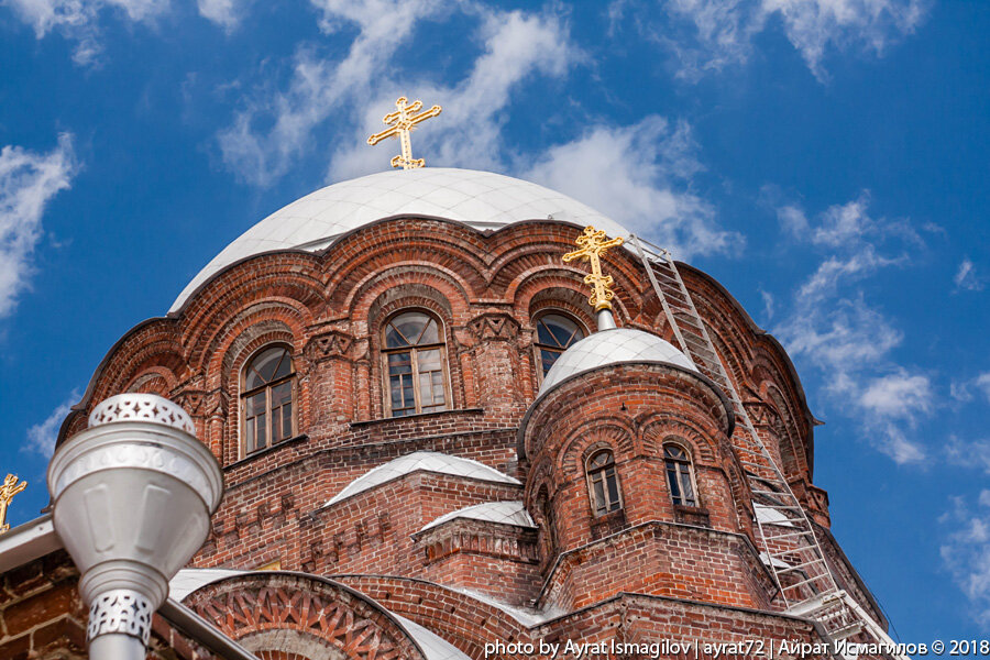 Церковь с большой буквы. Никольская Церковь Свияжск. Свияжск храм Германа. Свияжск Церковь из красного кирпича. Остров-град Свияжск Никольская Церковь.