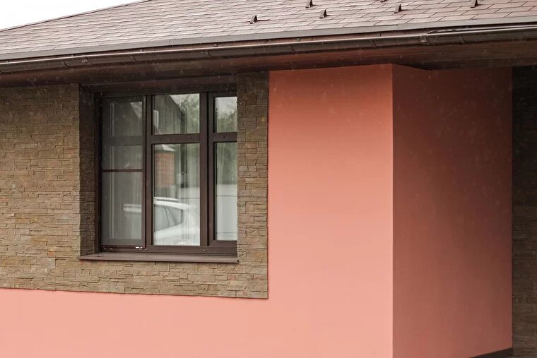 Главное, не торопиться, и все спланировать. Чем тщательнее подготовка, тем лучше результат. Не надо спешить закупать материалы и сравнивать сметы строителей. Нужно понять, можно ли строить на вашем участке, какой дом можно построить и какой дом вам нужен.