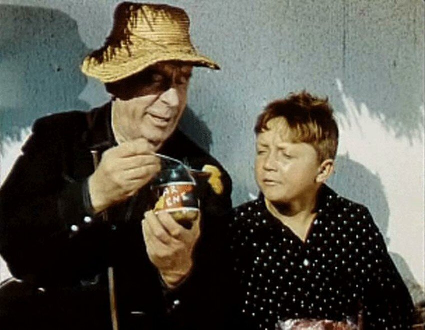 Дядина, буржуинский шпион и диверсант, агент 518, и Мальчиш-Плохиш.