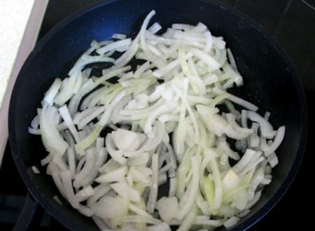 Шаг 1  Лук режем полукольцами и слегка обжариваем. 		