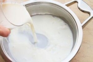     Молоко подогреть на среднем огне, но не доводить до кипения, добавить сахар, соль и ускус. Через минуту или чуть дольше должна появиться сыворотка желтоватого цвета. После этого дайте жидкости остыть.   