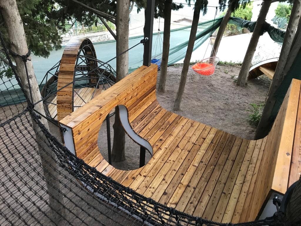 в тени второго уровня можно с комфортом отдохнуть и поиграть в настольные игрысть места где даже взрослый может почувствовать себя в роли Диогена)   Добавьте описание