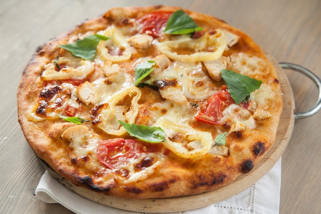 Пиццу обожают практически все дети, только ей бы и питались! Сделайте пиццу дома — пусть едят, ведь вы-то точно положите в нее только качественные и полезные ингредиенты.