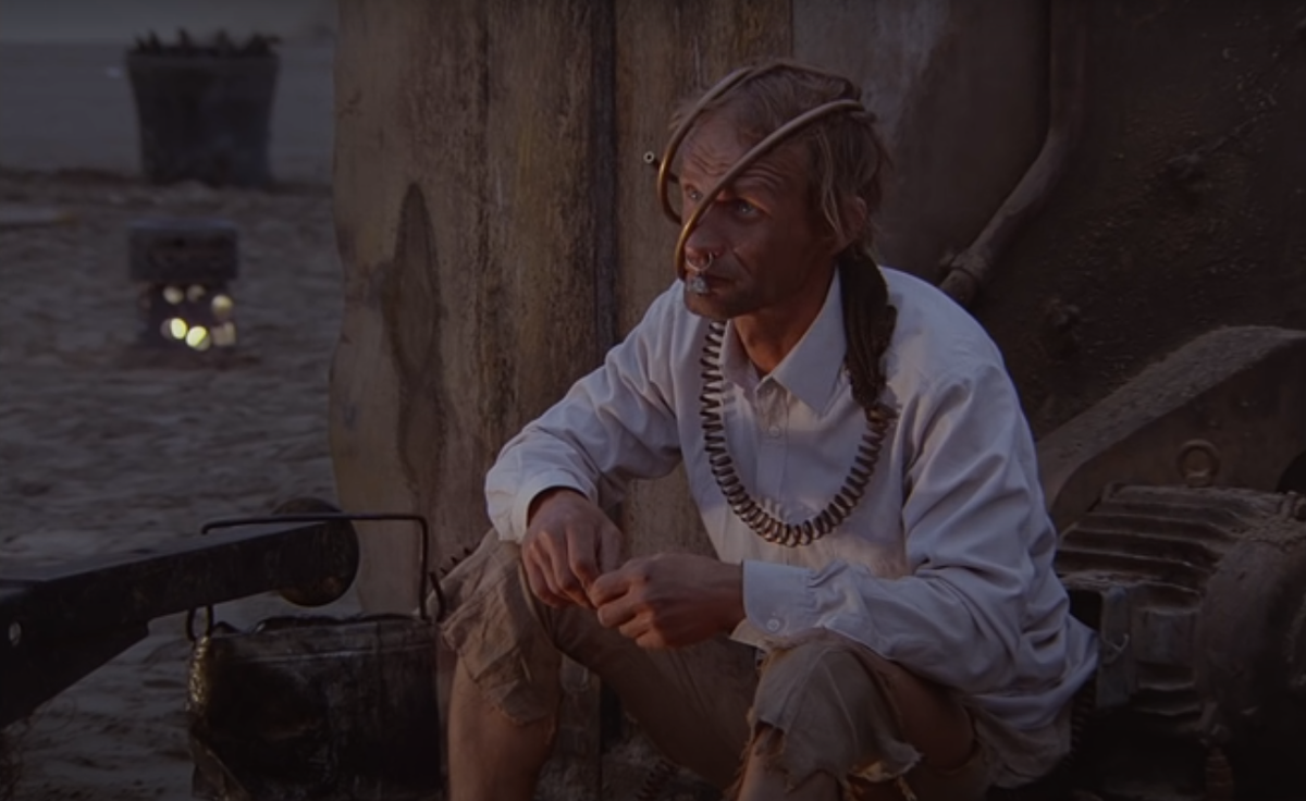 "Пусть еще что-нибудь даст..." (Кадр из фильма "Кин-дза-дза", реж.Г.Данелия)