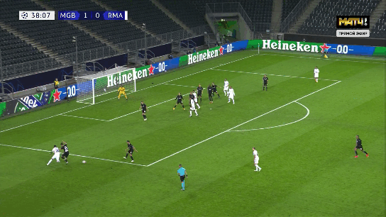 Тюрам (см. на левый фланг) делает отличный рывок на всё поле по правому флангу, но пас, увы, не точный