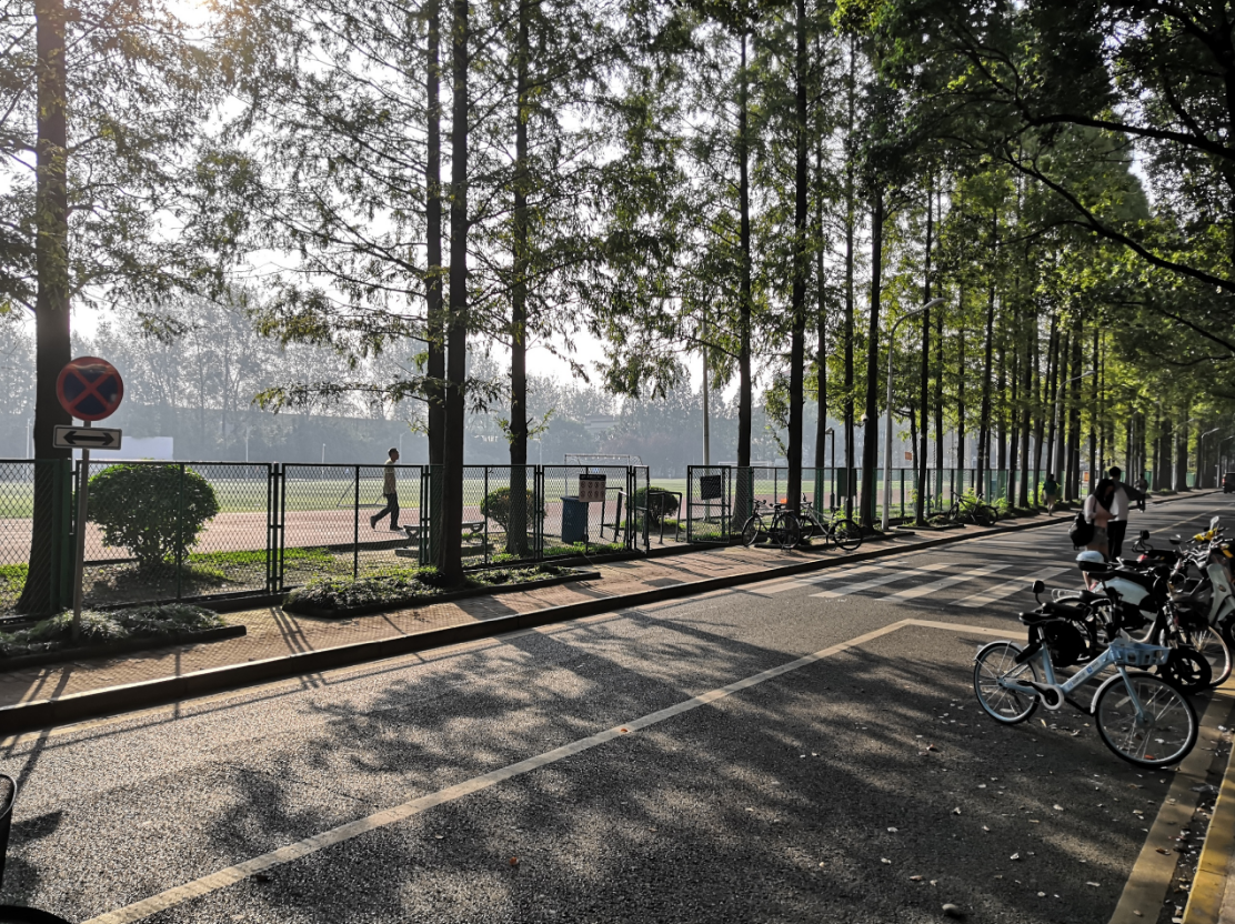 Вид на стадион около наших общежитий. Этот день был выходным, поэтому почти никто не бежал)