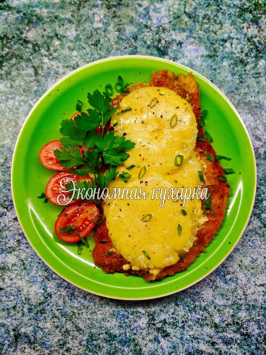 Нежная и хрустящая отбивная с ананасом под сыром