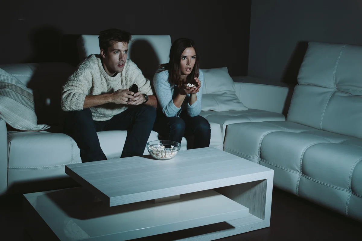 Просмотр фильма дома. Сериал по телевизору. Просмотр фильма парень и девушка. Телевизор с сериалом.