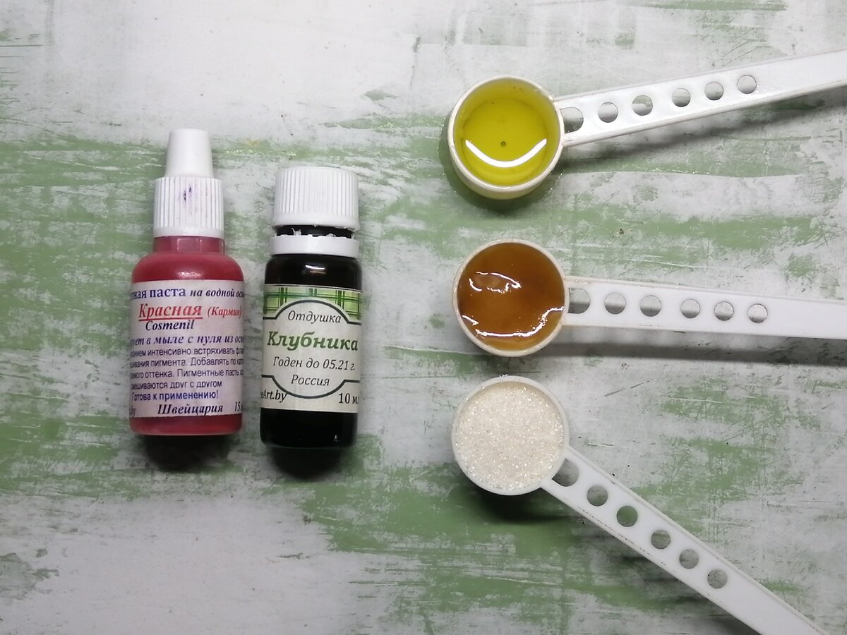 Ингредиенты: Оливковое масло, мед, сахар, краситель и ароматизатор.