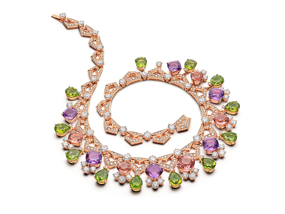 Колье Bulgari Barocko инкрустировано розовыми турмалинами, перидотами, аметистами и бриллиантами.