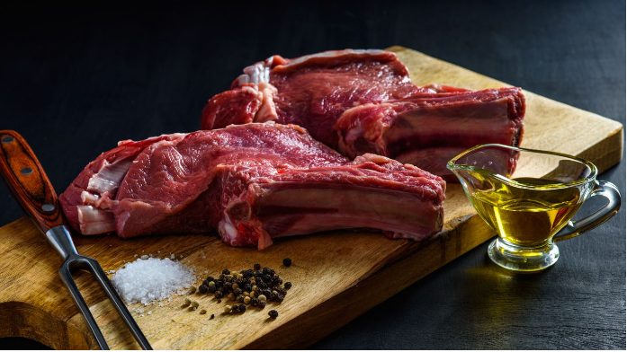 Мясо лучше всего использовать на кости. Хорошо подойдут ребрышки. Особенно наваристый и золотистый бульон получается на говяжьих косточках. Выбирать мясо лучше всего на рынке, но стоит учитывать, что цвет не должен быть слишком ярким, в противном случае такое мясо требует более длительной варки. Мясо не должно выделять резкого запаха. А внешне оно должно быть плотным.