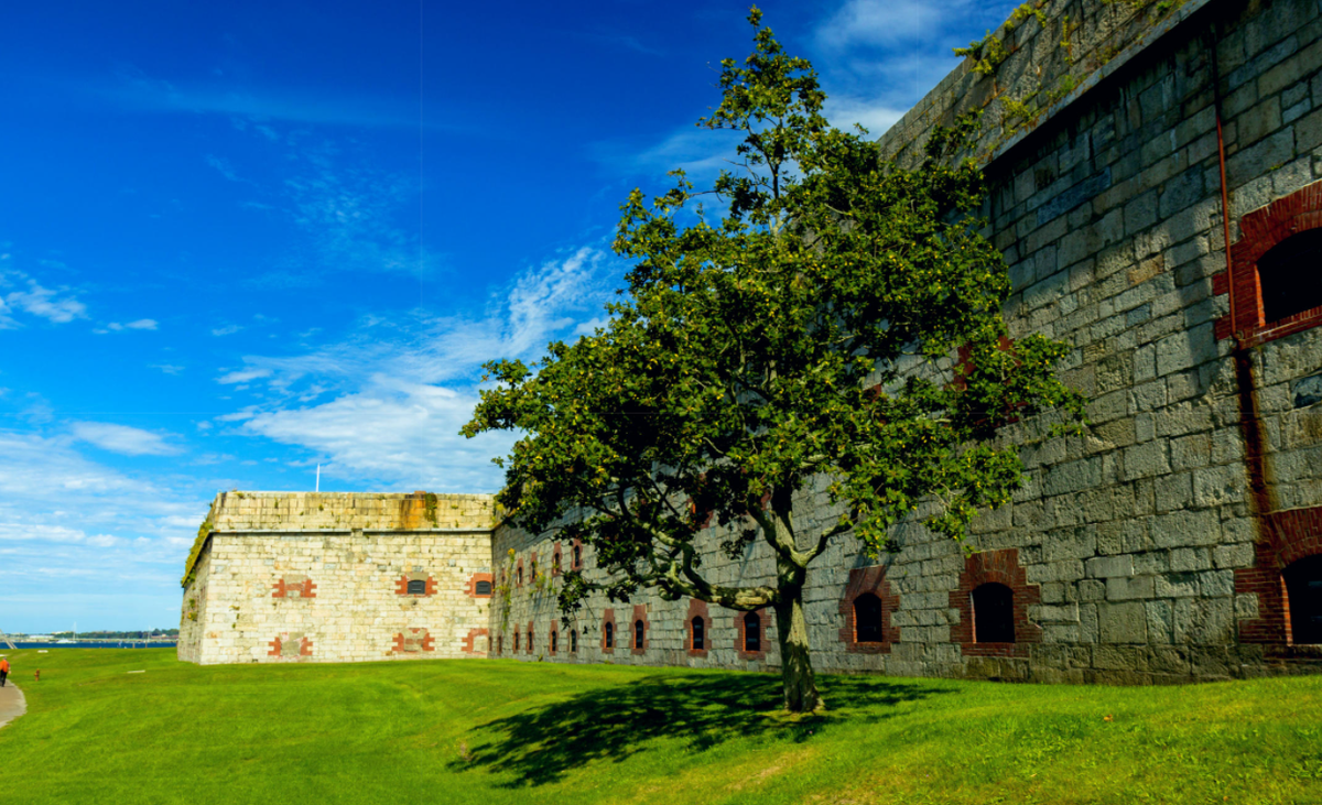 Источник: https://planetofhotels.com/guide/sites/default/files/styles/paragraph__hero_banner__hb_image__1880bp/public/hero_banner/Fort_Adams_State_Park.jpg