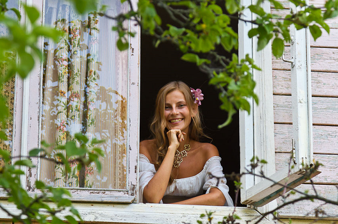 девушка ждет свое счатье