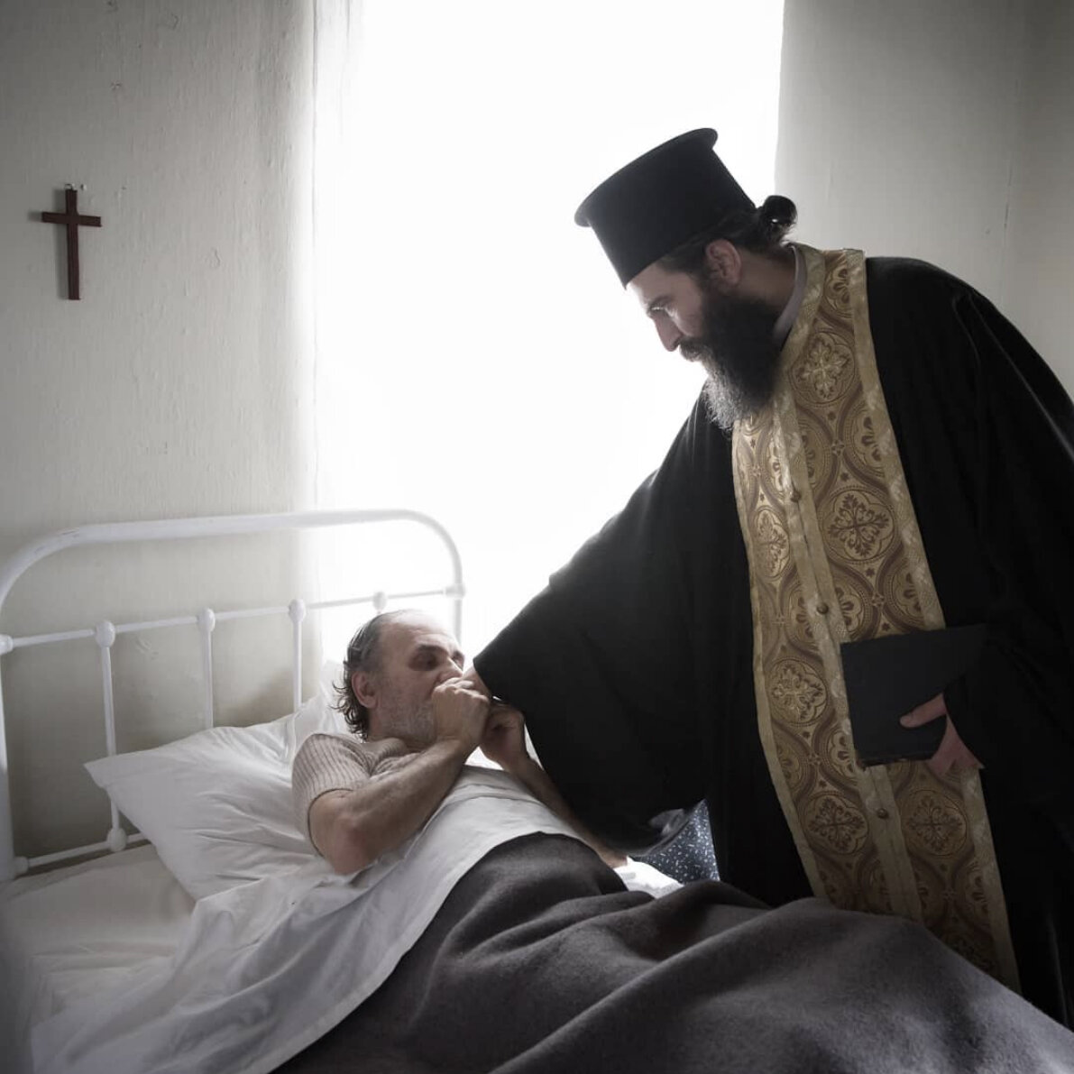 Рурк сыграл в киноленте роль парализованного, чудом исцелившегося после встречи с Нектарием Эгинским                                                                                                             Фото: Instagram/manofgodthemovie