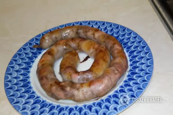 Ароматная и красивая колбаска из свинины готова
