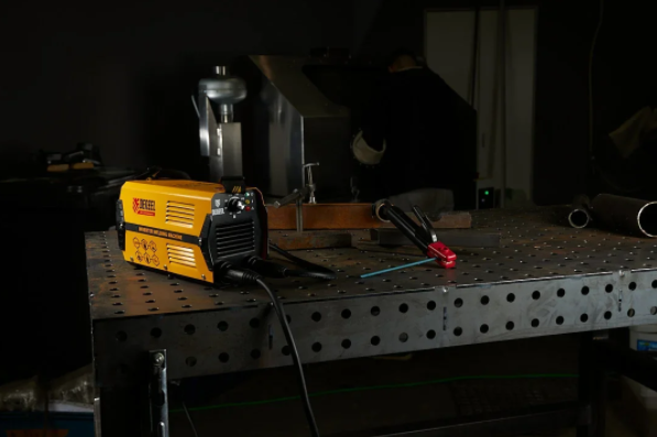 Весит данный аппарат всего 4,2 кг, но при этом может варить электродом до 5 мм металл толщиной до 14 мм