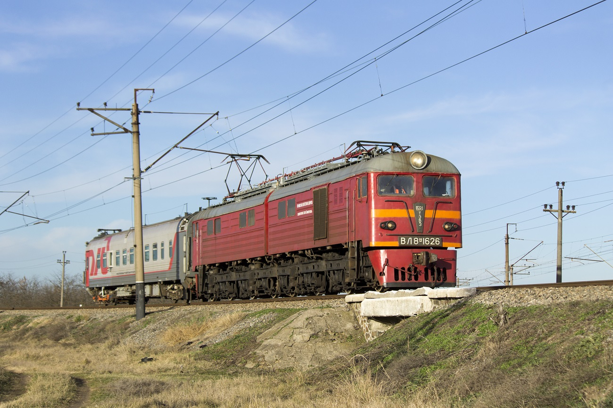 Последний крымский рабочий электровоз ВЛ8М-1626, декабрь 2021 года, фото https://trainpix.org/photo/315395/?vid=27020, автор КЖД TRAINS 
