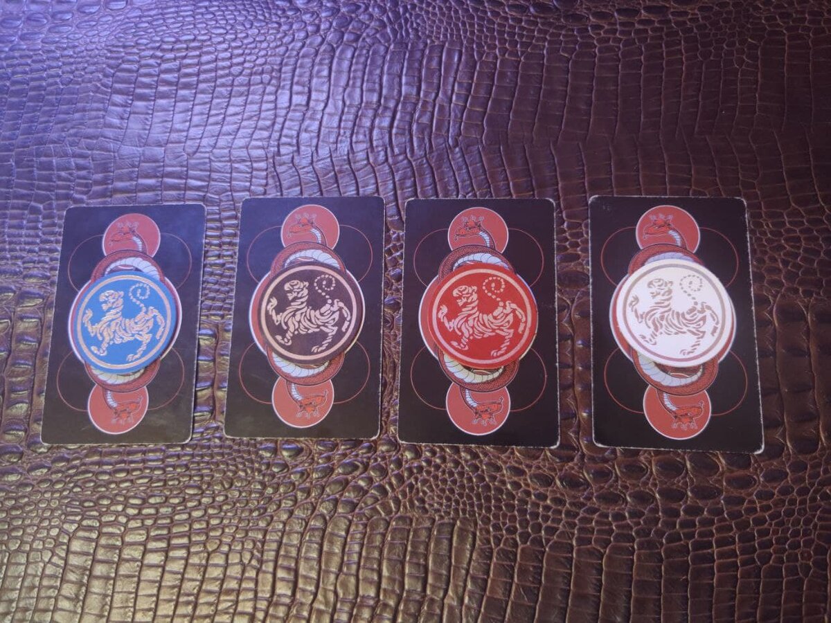 Расклад для четырех королев. Закройте глаза постарайтесь убрать все лишние мысли. Сконцентрируйтесь. Теперь выберите карту или цифру, а может вам подсознание подскажет какого выбрать тигра и его цвет. Не торопитесь, почувствуйте какая из карт вас тянет ближе. После того как выберите, приступайте к толкованию которое описано ниже, выбирайте свою позицию.