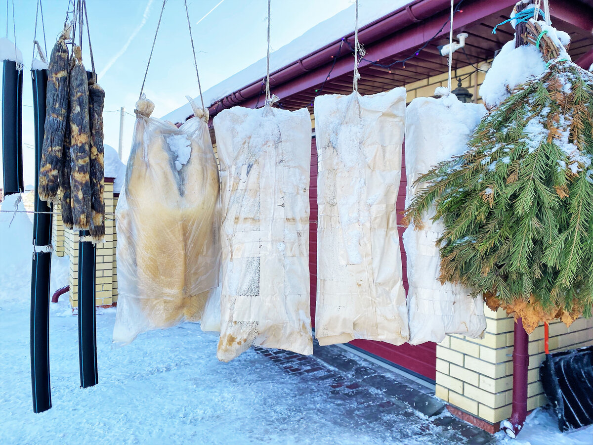 Вяленые гуси упакованы в полиэтилен и бумагу, рядом висит еще один деликатес - конская вяленая колбаса - казылык