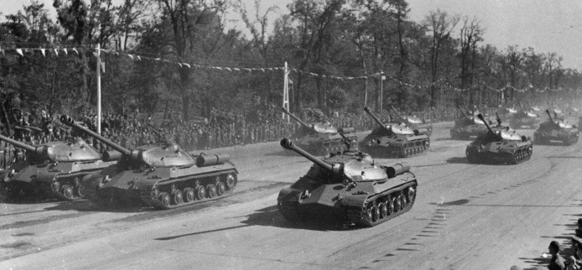 Колона тяжёлых танков ИС-3 на параде 7 сентября 1945 года в Берлине