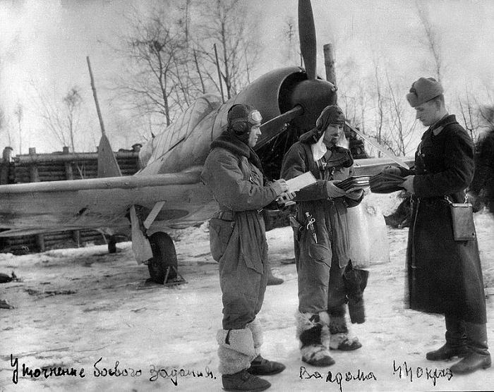 Пилот и штурман у самолета Су-2 уточняют боевое задание. 1944 год.