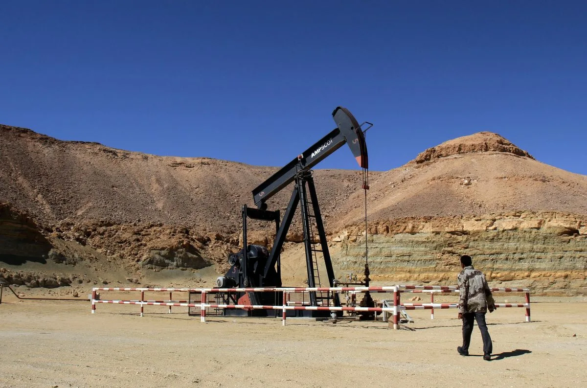 Добыча нефти в Ливии. Нефтедобывающая промышленность в Египте. Промышленность в пустыне. Египет добыча полезных ископаемых.
