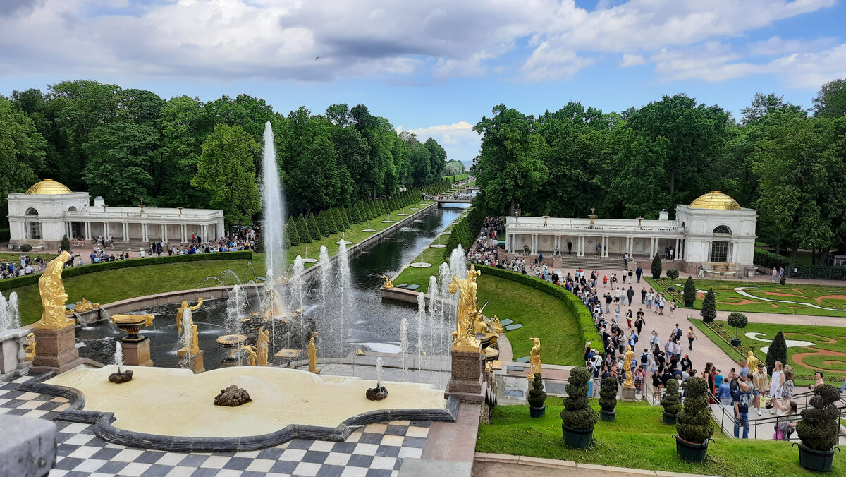 Еще ничего не предвещает, но буквально через пару минут начался такой сильный ливень! Еле успели добежать до павильонов.